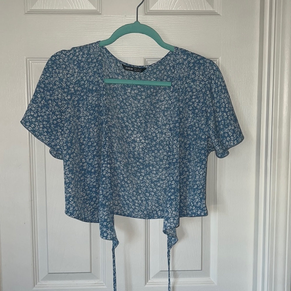 Cute lightweight top. Wraps around and you tie it. Super adorable with jeans